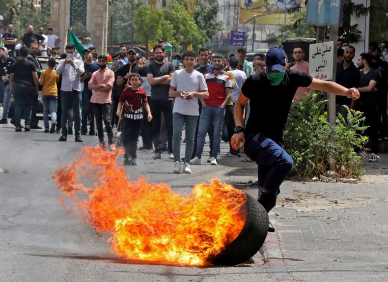 Palestinian Protestors, Israeli Police Clash Again At
Al-Aqsa Shortly After Cease-Fire Announcement 1