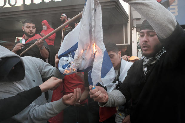 26 arrested as pro-Israel, pro-Palestine protesters clash in
NYC 1