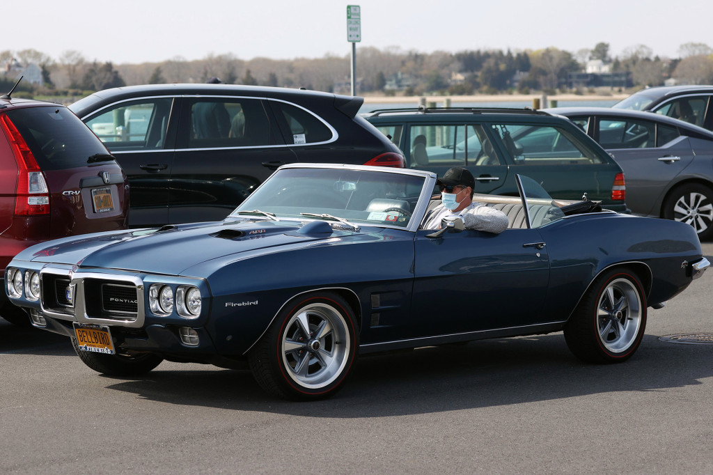 Maskhole! Chris Cuomo wears face covering alone in
convertible 1