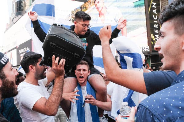 Dozens Arrested After Pro-Israeli and Palestinian Protesters
Clash in N.Y.C. 1