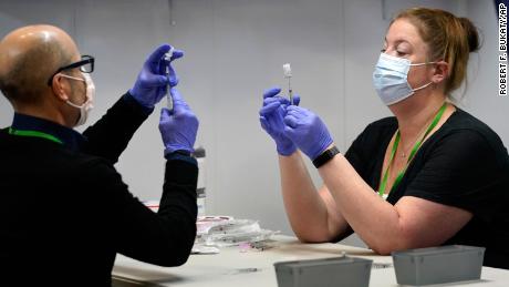 Young Americans are lagging behind with Covid-19 vaccines.
And these threats have experts pushing for their
vaccination 1