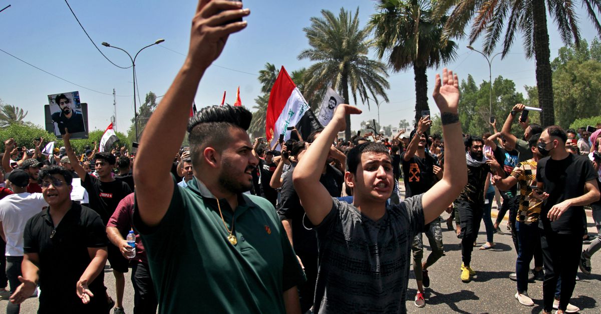 1 killed as protesters scuffle with Iraqi security
forces 1