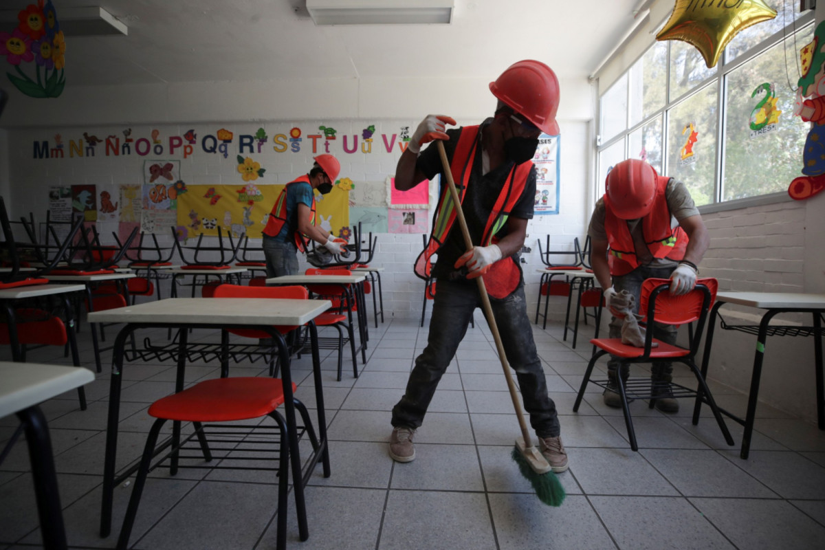 Mexican parents clean reopening schools where thieves took
even toilet doors 1