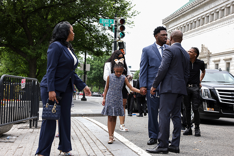 George Floyd's family is meeting with Biden and Harris now
at the White House 1