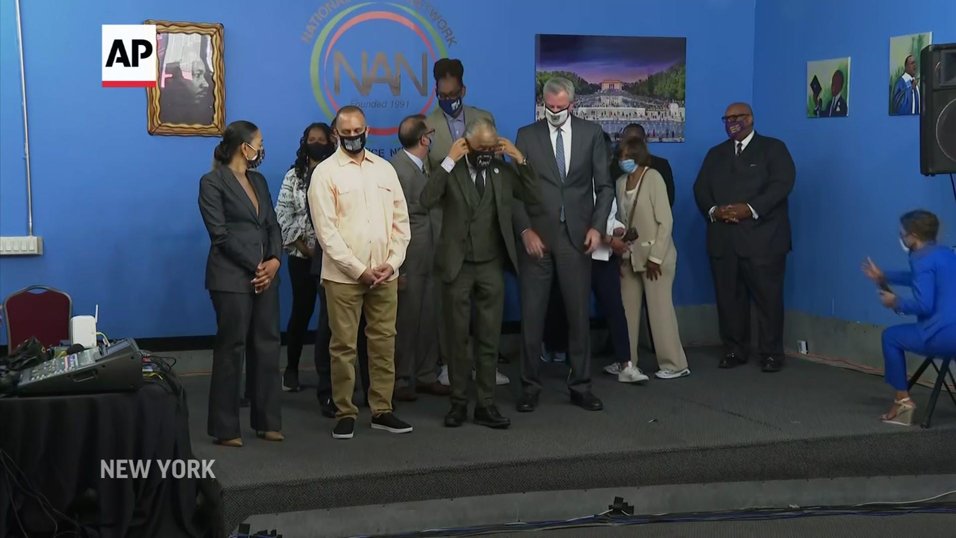 Sharpton, de Blasio kneel to honor George Floyd 1
