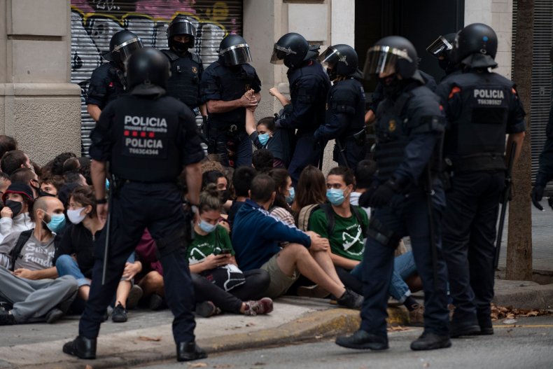 Video Shows Protesters Spraying Paint at Police Officers in
Spain in Effort to Halt Eviction 1