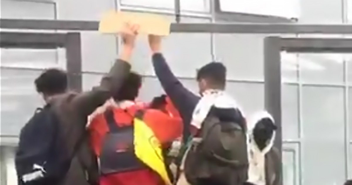 UK: Students Climb on Tables, Chant Allahu Akbar in Free
Palestine Protest 1