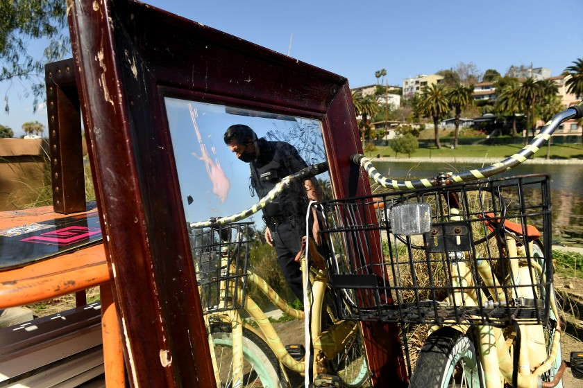 Echo Park Lake reopens, with new grass, new paint and no
tents 1