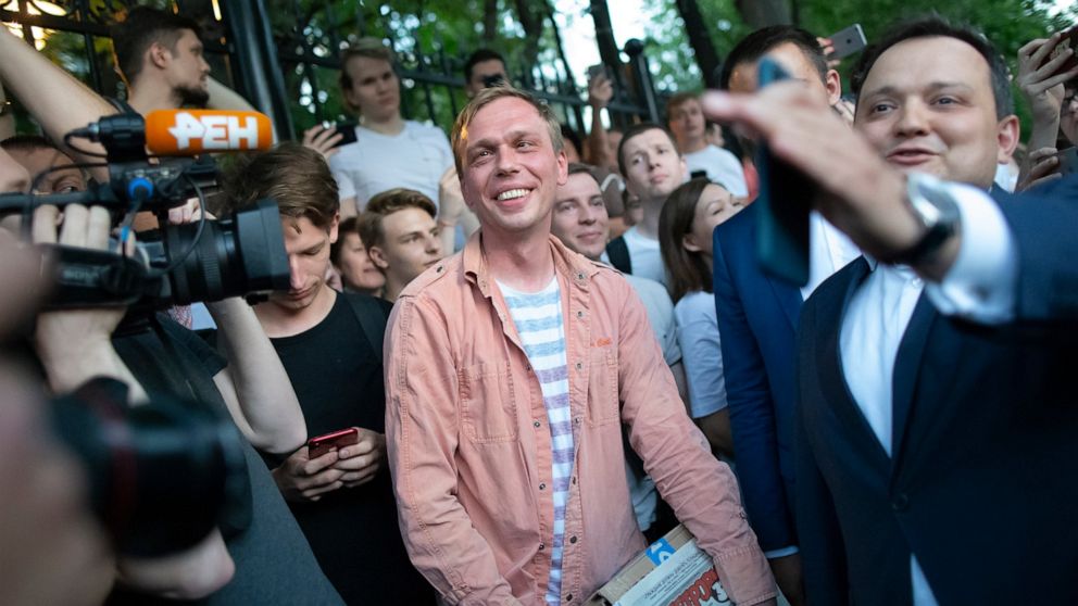 Russia: Ex-officers convicted of planting drugs on
reporter 1
