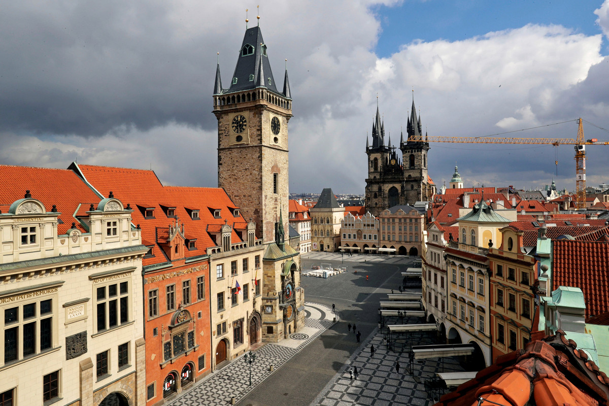 Czechs to fully reopen restaurants, bars, admit some foreign
tourists 1