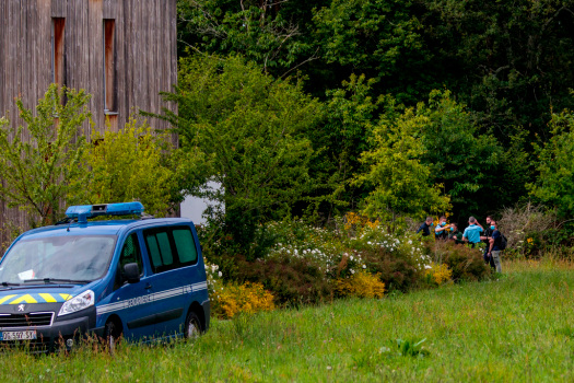 Man killed after stabbing, shooting 3 officers in
France 1