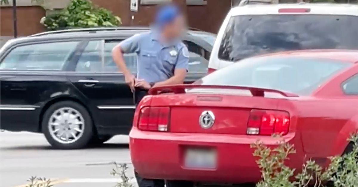 Officer who fatally shot man in Portage Park now under
microscope for allegedly pulling gun on another driver 1