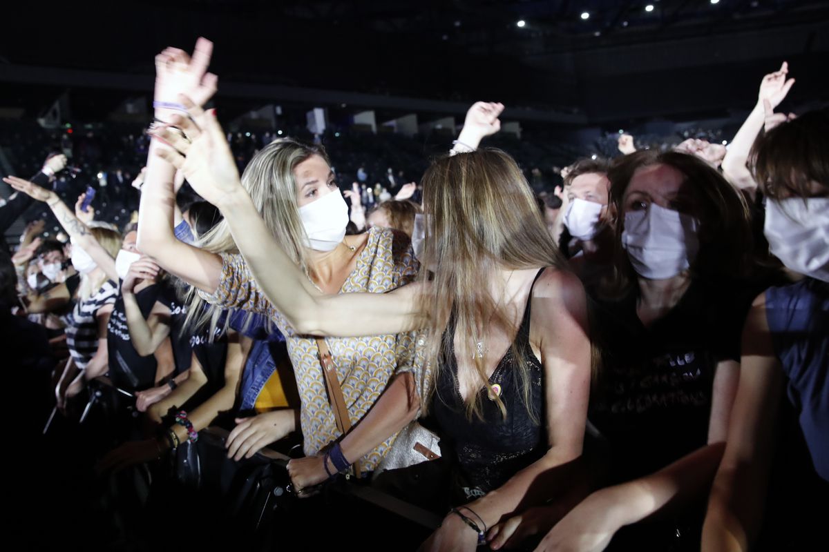 Thousands of masked music fans gather at Paris stadium for
massive test concert 1