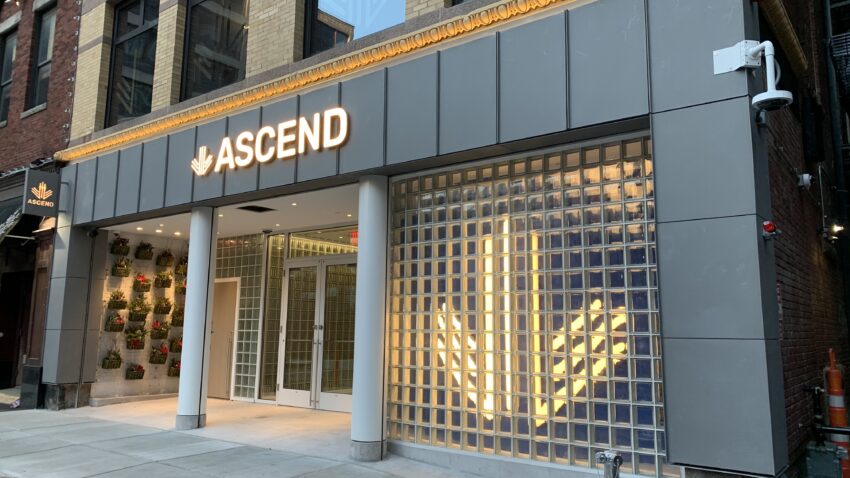 Boston's first downtown recreational marijuana dispensary
opens 1