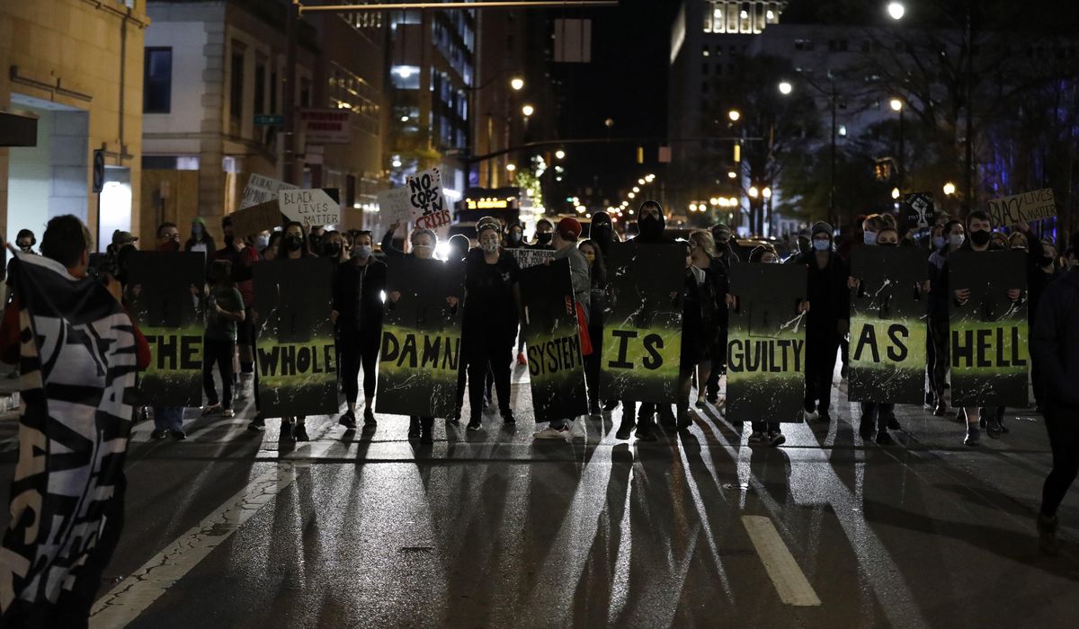 Ohio hospital won't release names of officers in
shooting 1