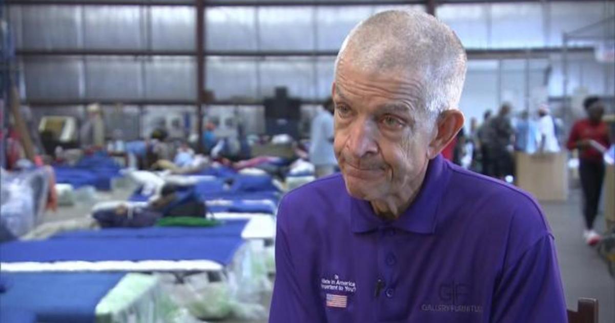 Houston furniture store owner opens doors to flood
victims 1