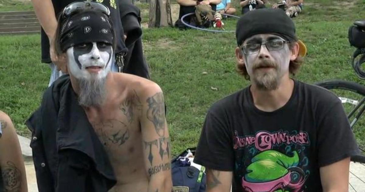 Dueling demonstrations in D.C. as "Mother of All Rallies"
meets counter-protesters 1
