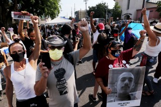 Man killed himself after LAPD officer fired Taser during
foot pursuit, officials say 1