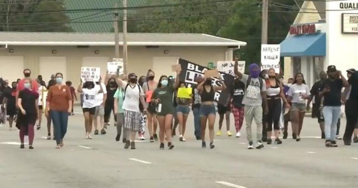Protesters demand bodycam video in Andrew Brown Jr.'s
shooting be made public 1
