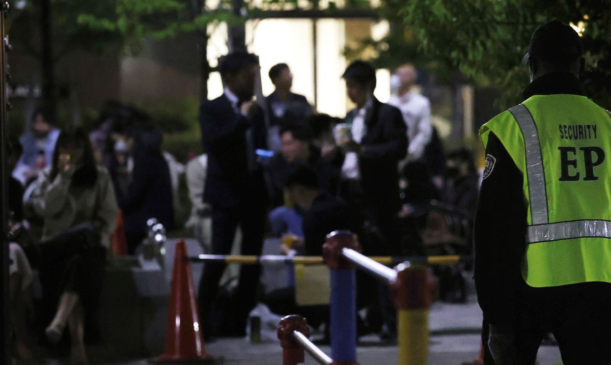 Japan fights coronavirus restrictions as frustrated people
take to streets to drink 1