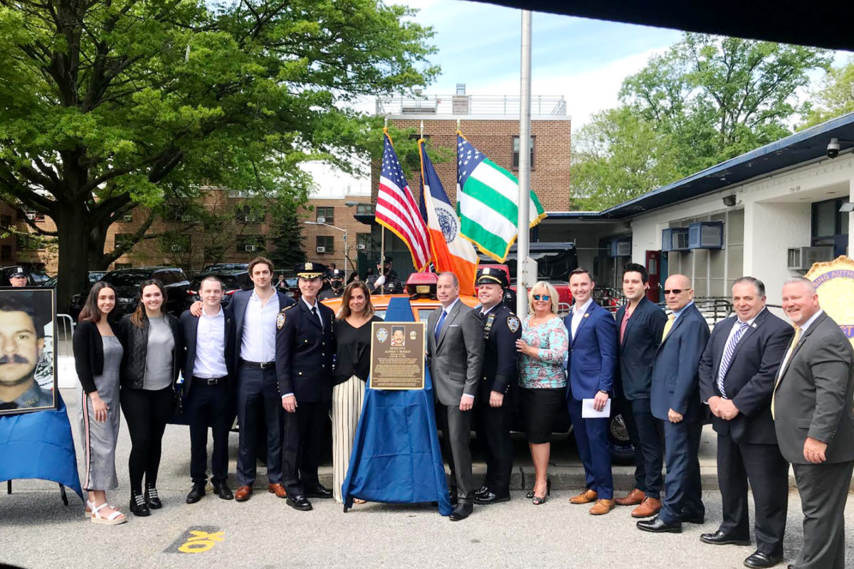 NYPD honors fallen officer with plaque dedication in
Queens 1