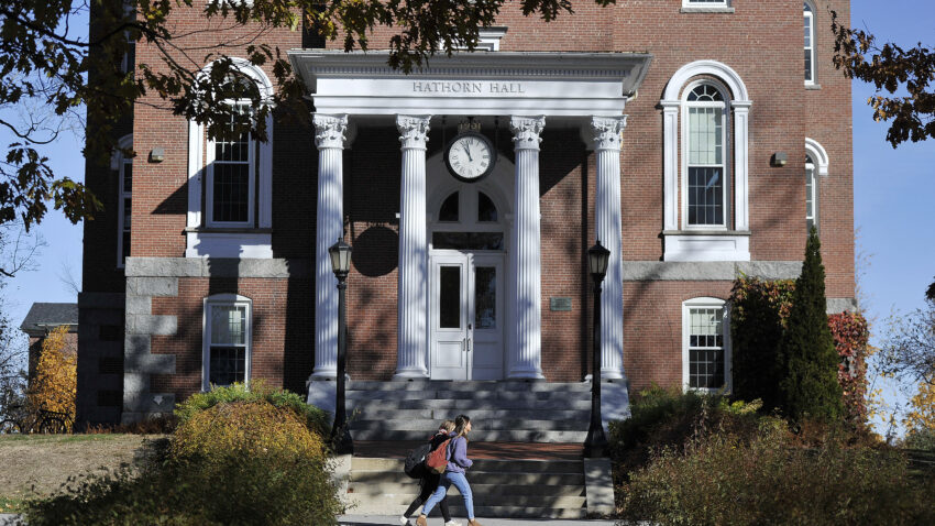 Bates College takes away batons from security
officers 1