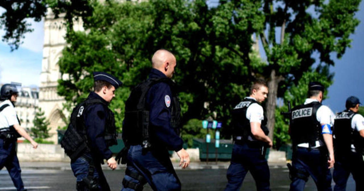 Man attacks officer with hammer near Notre Dame
Cathedral 1