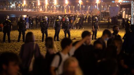 Hundreds party in Spain as coronavirus curfew ends in most
of the country 1