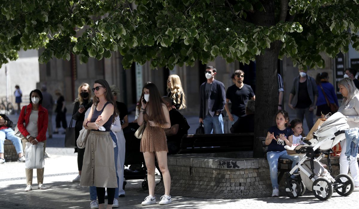 Czechs massively relax restrictions, honor COVID-19
victims 1