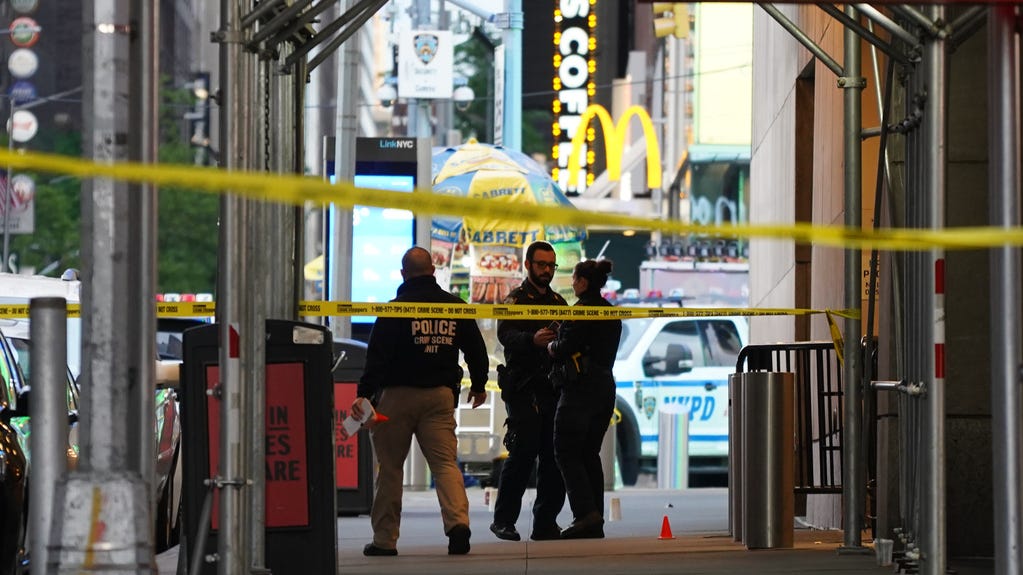 'Motherly instincts' kicked in, says hero police officer who
saved 4-year-old in Times Square shooting 1