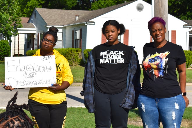 Two Oklahoma students pulled from class for wearing Black
Lives Matter shirts, mother says 1