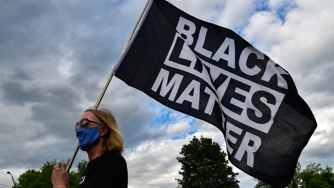 Oregon police officer charged for not arresting off-duty
colleague who allegedly 'terrorized' family over BLM flag 1