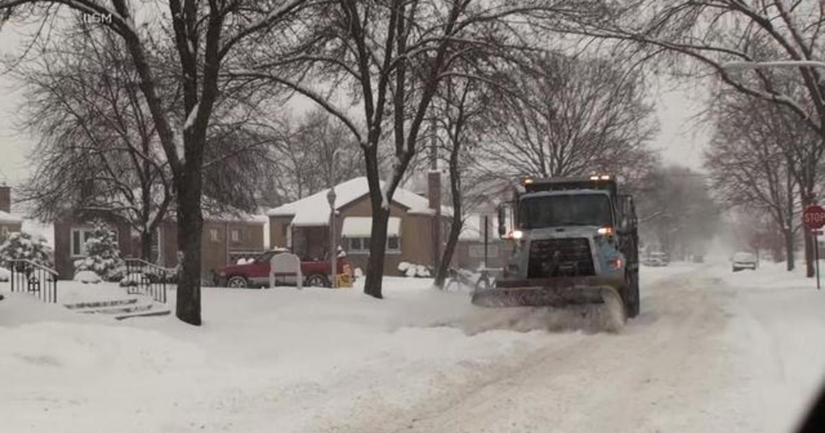 Midwest snow shuts down schools, cancels flights 1
