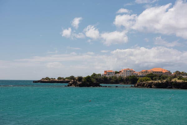 ‘It’s Tough to Get Out’: How Caribbean Medical Schools Fail
Their Students 1