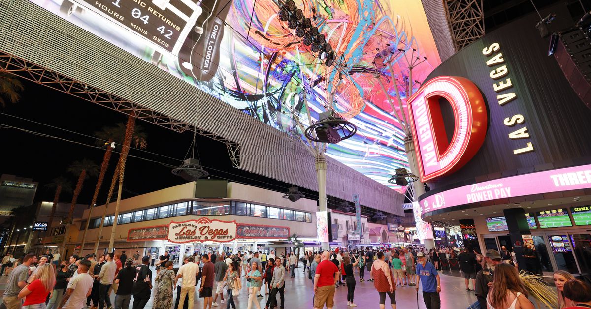 Masked man strikes in Las Vegas 1