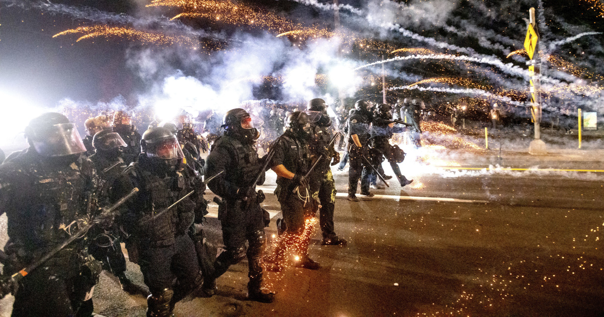 Entire Portland police crowd control unit resigns after
officer is indicted 1