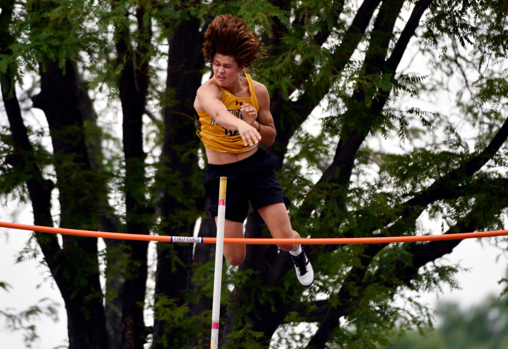 Thompson Valley’s Becker Ell sets Class 4A pole vault state
meet record, dedicates title to fallen classmate 1