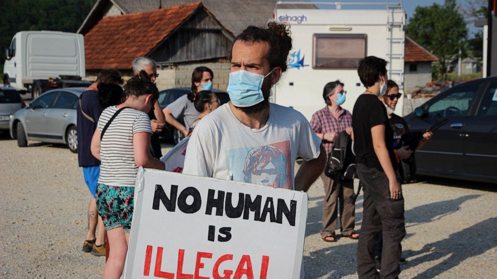Activists protest EU migration policies at Croatian
border 1