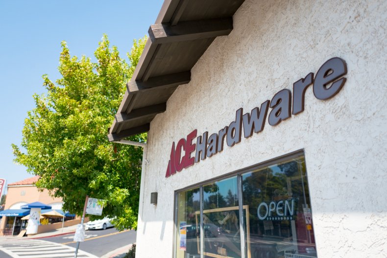 Employees At Seattle Hardware Store Attempt To Enforce Mask
Policy Using Baseball Bat 1