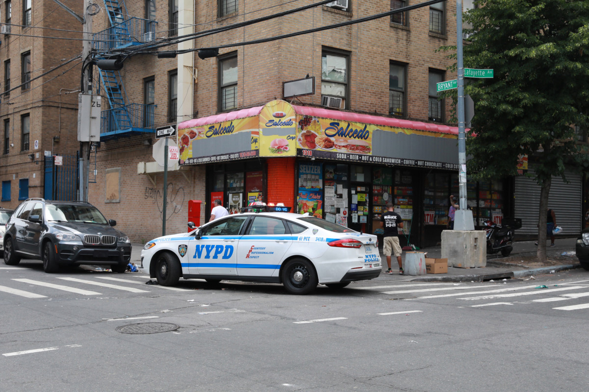 Off-duty NYPD officer attacked with a bat in the
Bronx 1