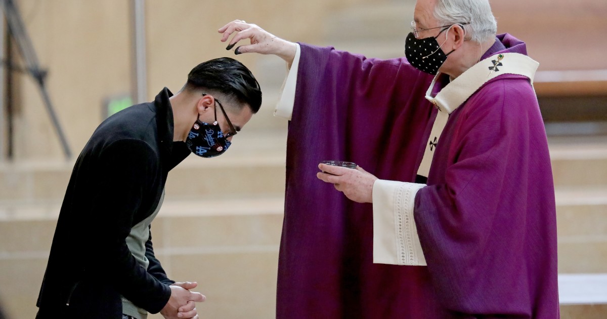 Los Angeles Archdiocese to drop mask, social distancing
requirements for vaccinated parishioners 1