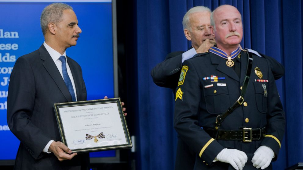 Officer who tackled Boston Marathon bomber retires 1