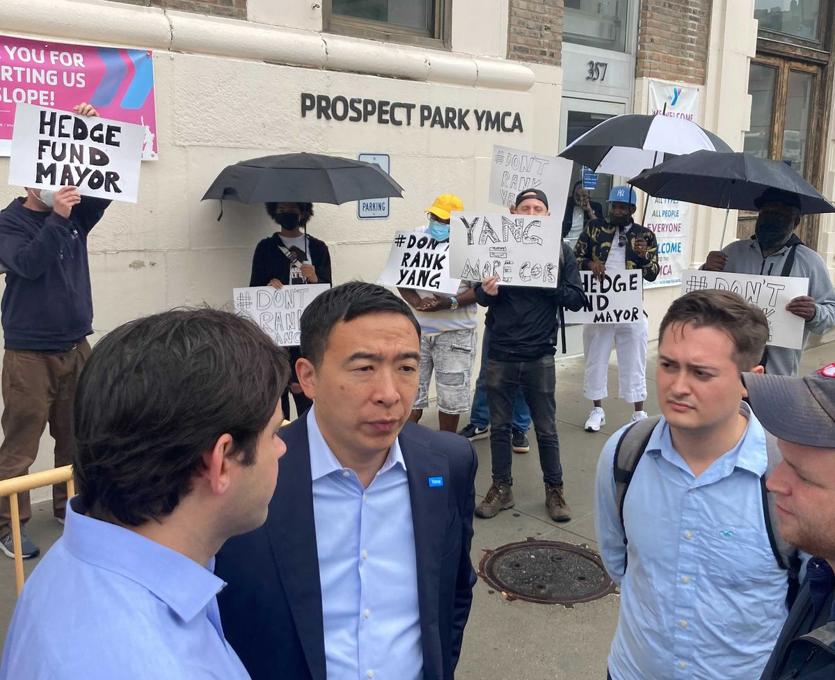 Andrew Yang, hoping to troll Mayor de Blasio at YMCA, is
chased away by protesters 1