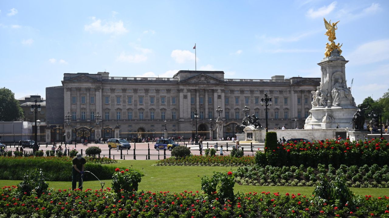Buckingham Palace barred minorities from office jobs in
'60s 1