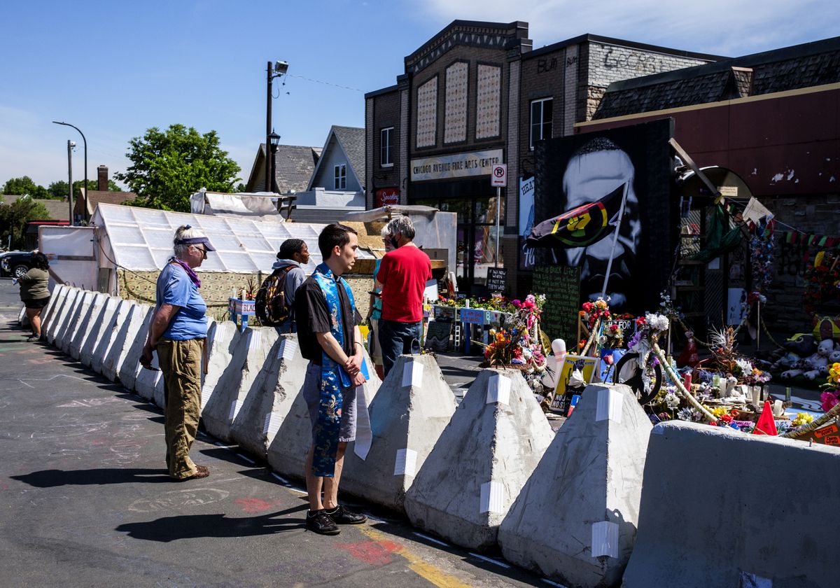 Minneapolis crews remove traffic barriers in George Floyd
Square memorial, new ones appear 1