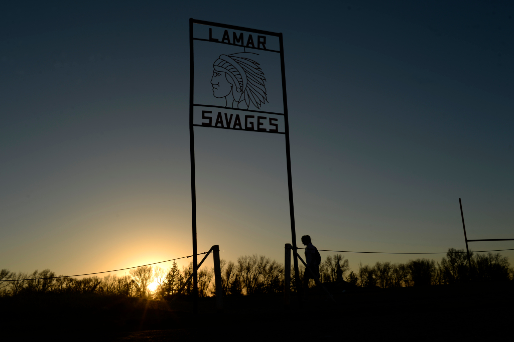 Colorado lawmakers vote to ban American Indian mascots in
public schools 1