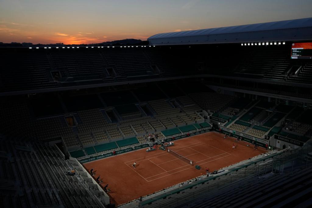 Coronavirus curfew cuts French Open crowd at night
matches 1