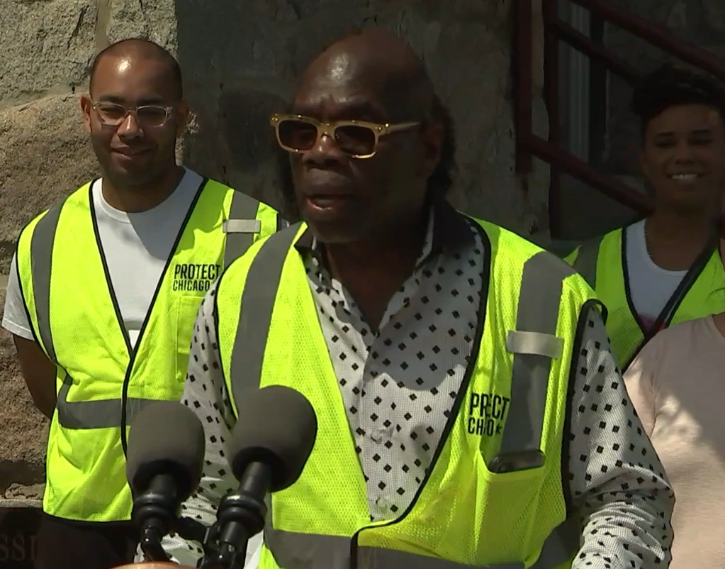 City ‘vaccine ambassadors’ going door-to-door to boost rates
on South, West sides as Chicago nears reopening 1