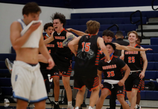 CCS boys basketball: Half Moon Bay holds off Bellarmine in
wild finish to reach Open semifinals 1