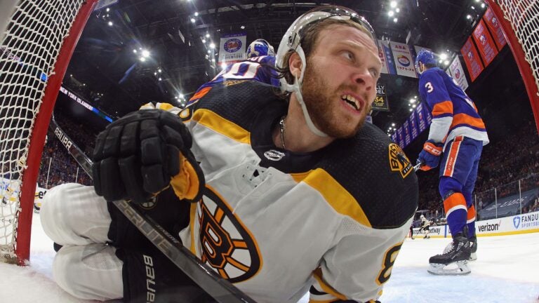 Pastrnak's open-net miss a bad sign for Bruins coach
Cassidy 1